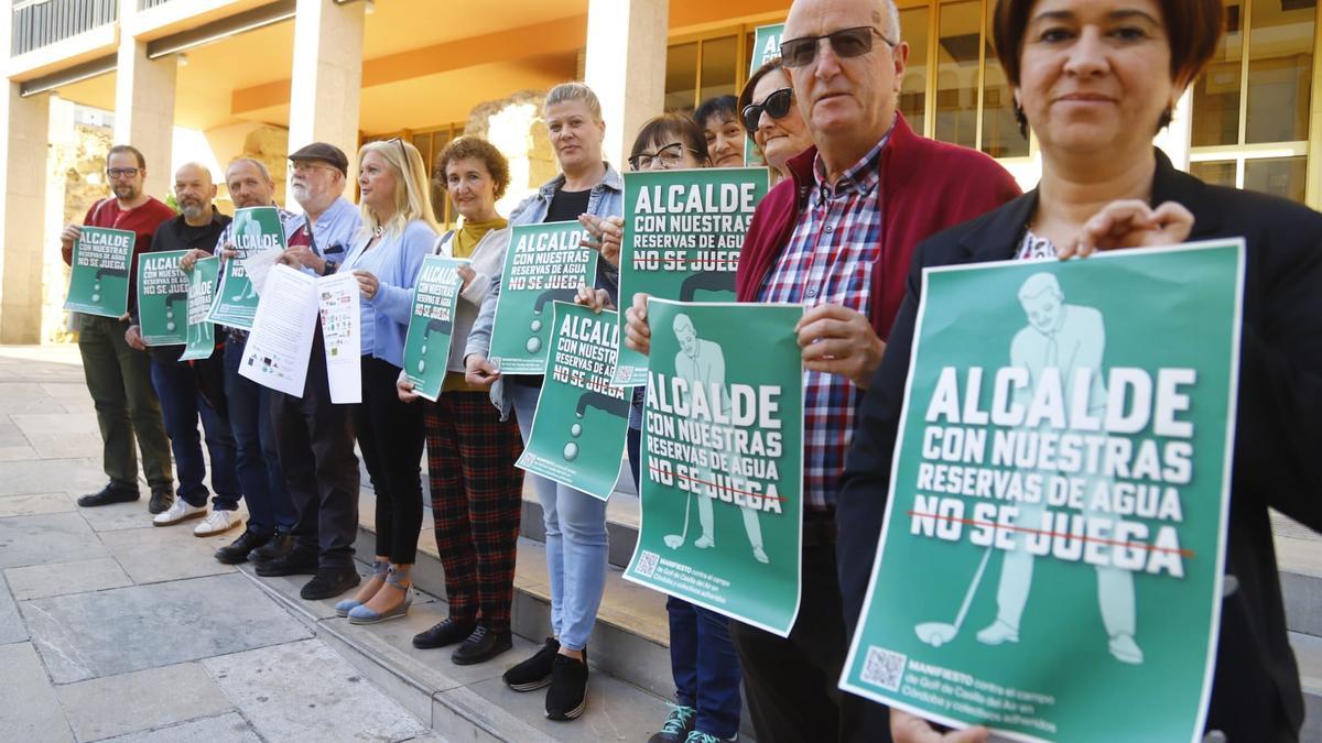 Concentración contra el campo de golf de Casilla del Aire, este miércoles frente al Ayuntamiento.