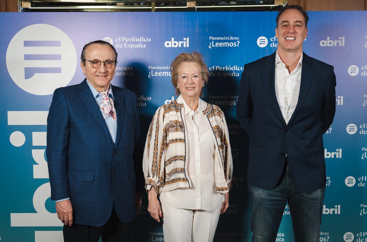 De izquierda a derecha: Javier Moll, presidente de Prensa Ibérica; Arantza Sarasola, vicepresidenta de Prensa Ibérica; Ignacio del Valle, escritor.