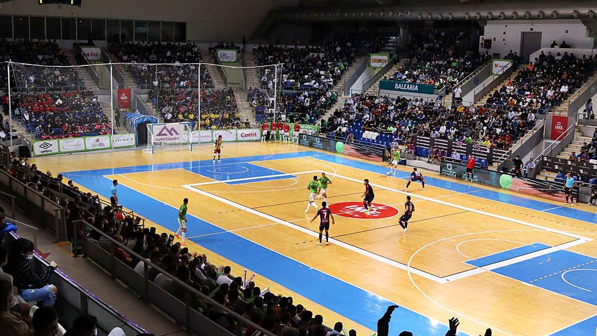 Un momento del partido disputado ayer en un Palau de Son Moix que se llenó. | PALMA FUTSAL