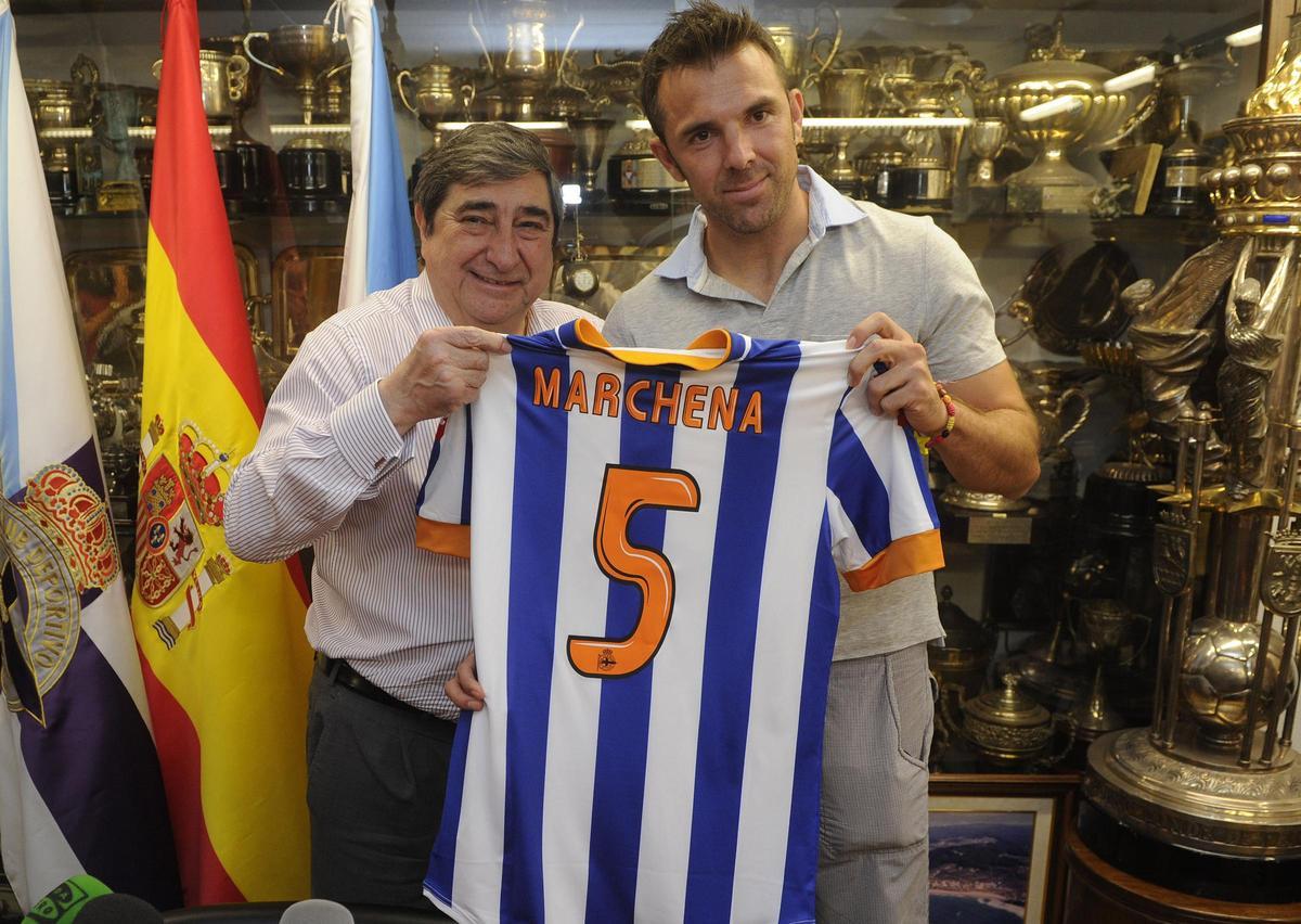 El zaguero andaluz posa junto a Lendoiro en su segunda presentación como jugador del Deportivo, en 2013.