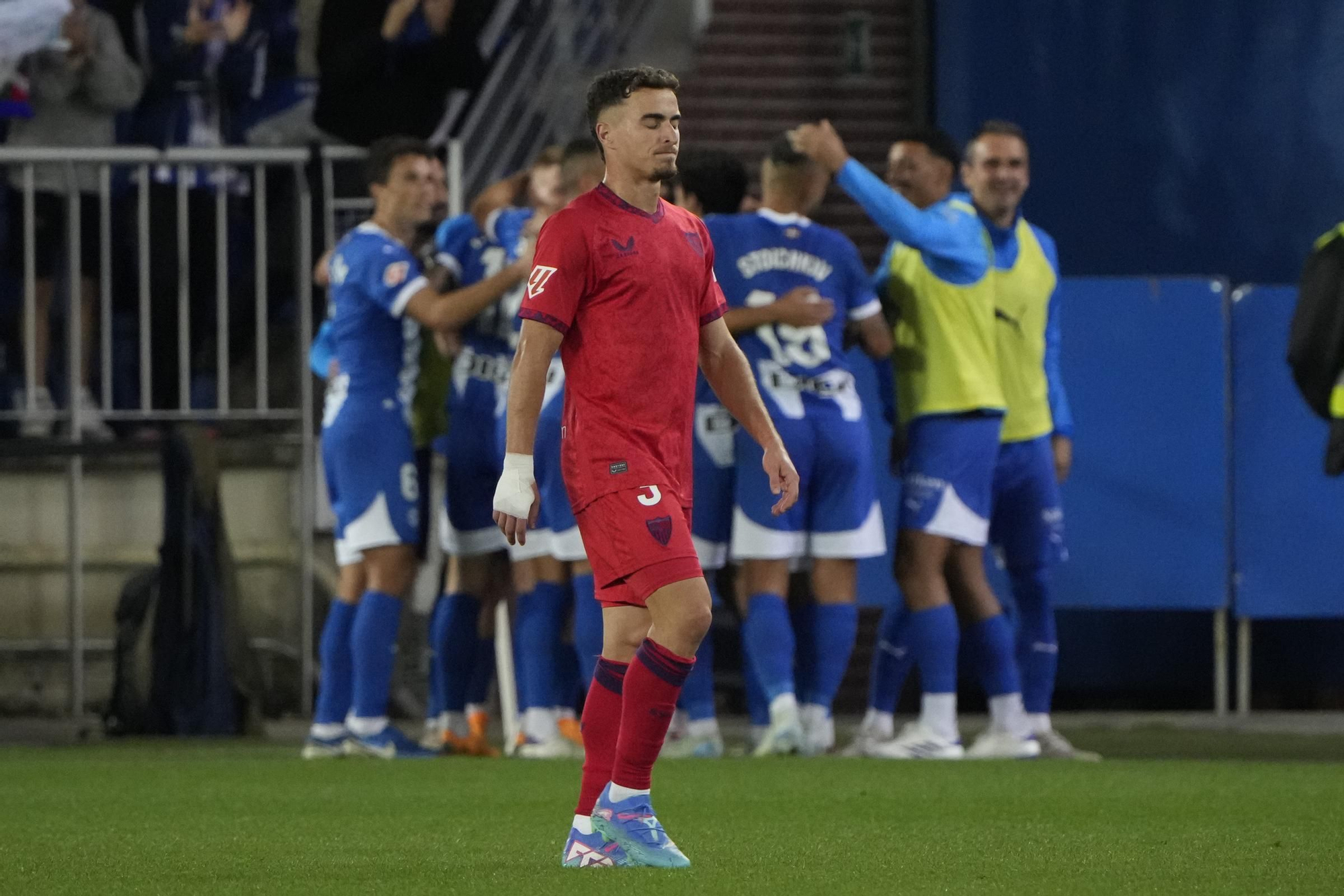VITORIA-GASTEIZ, 20/09/2024.- El defensa del Sevilla Adrià Pedrosa se lamenta tras el gol del delantero del Alavés Carlos Martín Domínguez, durante el partido de la jornada 6 de LaLiga EA Sports, entre el Deportivo Alavés y el Sevilla FC que se disputa este viernes, en el estadio de Mendizorrotza de Vitoria-Gasteiz. EFE/ Adrián Ruiz Hierro
