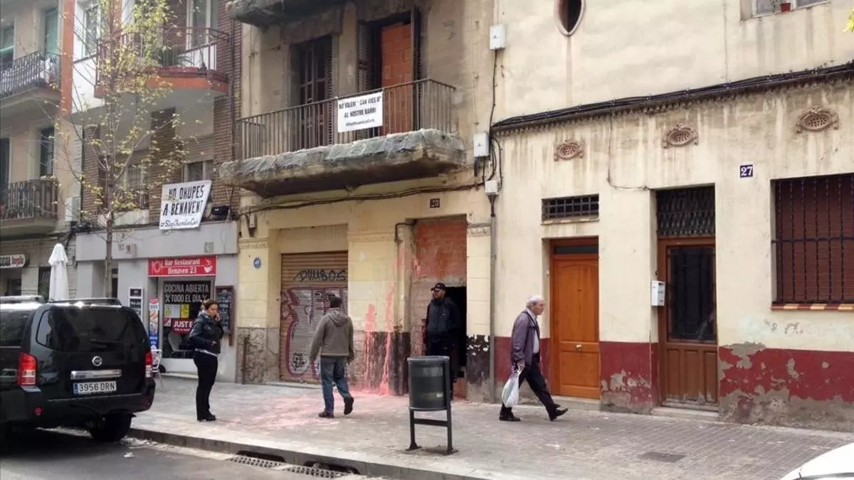 Vecinos de Les Corts reclaman el derribo de la casa que estuvo okupada