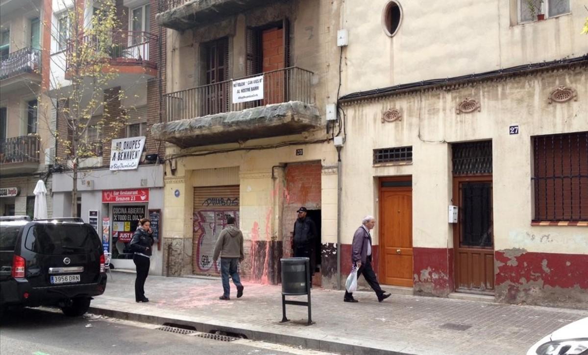 Vigilancia en la casa okupada de la calle de Benavent, el pasado 31 de octubre.