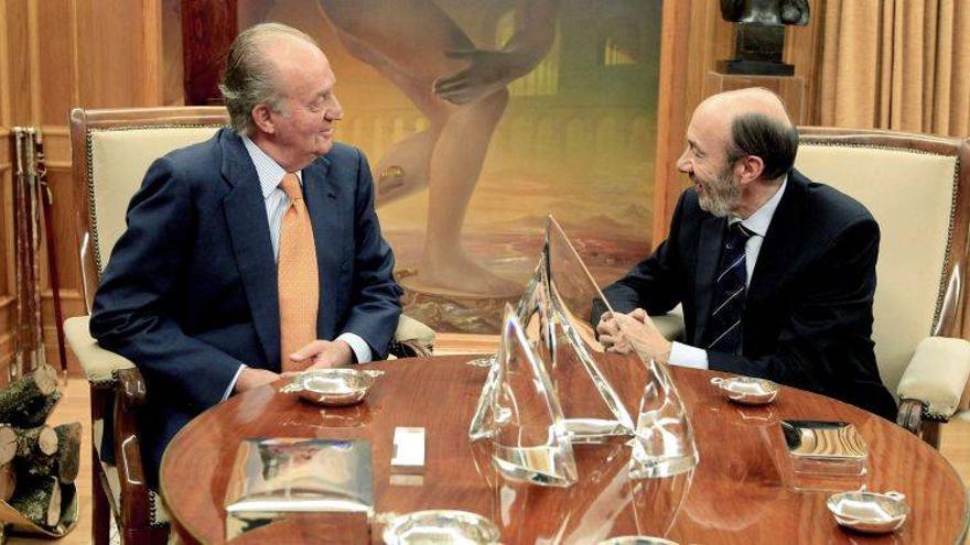 Rubalcaba dice al rey que hará la oposición que le hubiera gustado del PP