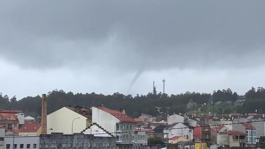 Una manga marina surca la ría de Arousa