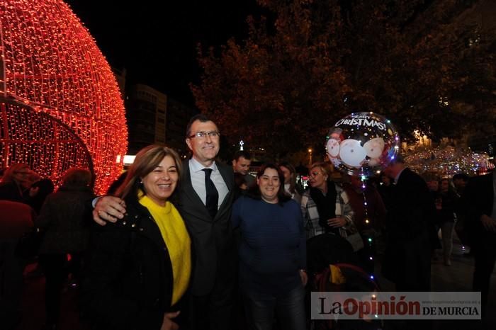 Estrellas y bolas ya brillan en las calles de Murcia