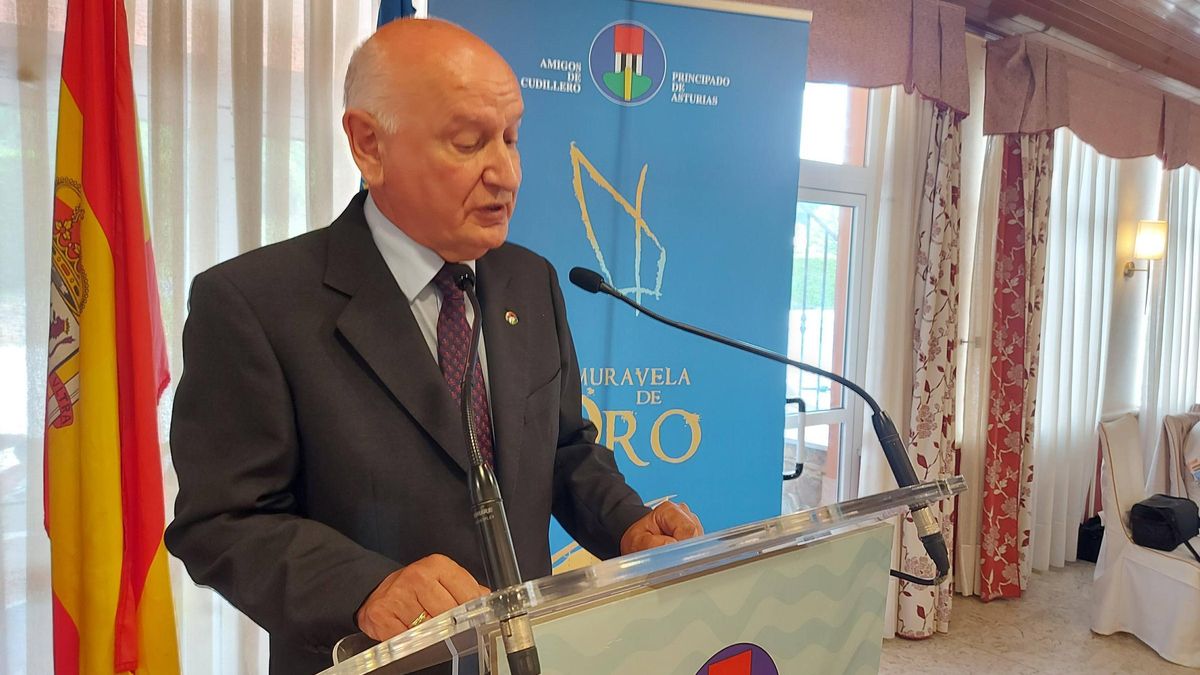 El presidente de "Amigos de Cudillero", Juan Luis Álvarez del Busto, en una pasada edición de la entrega de los premios.