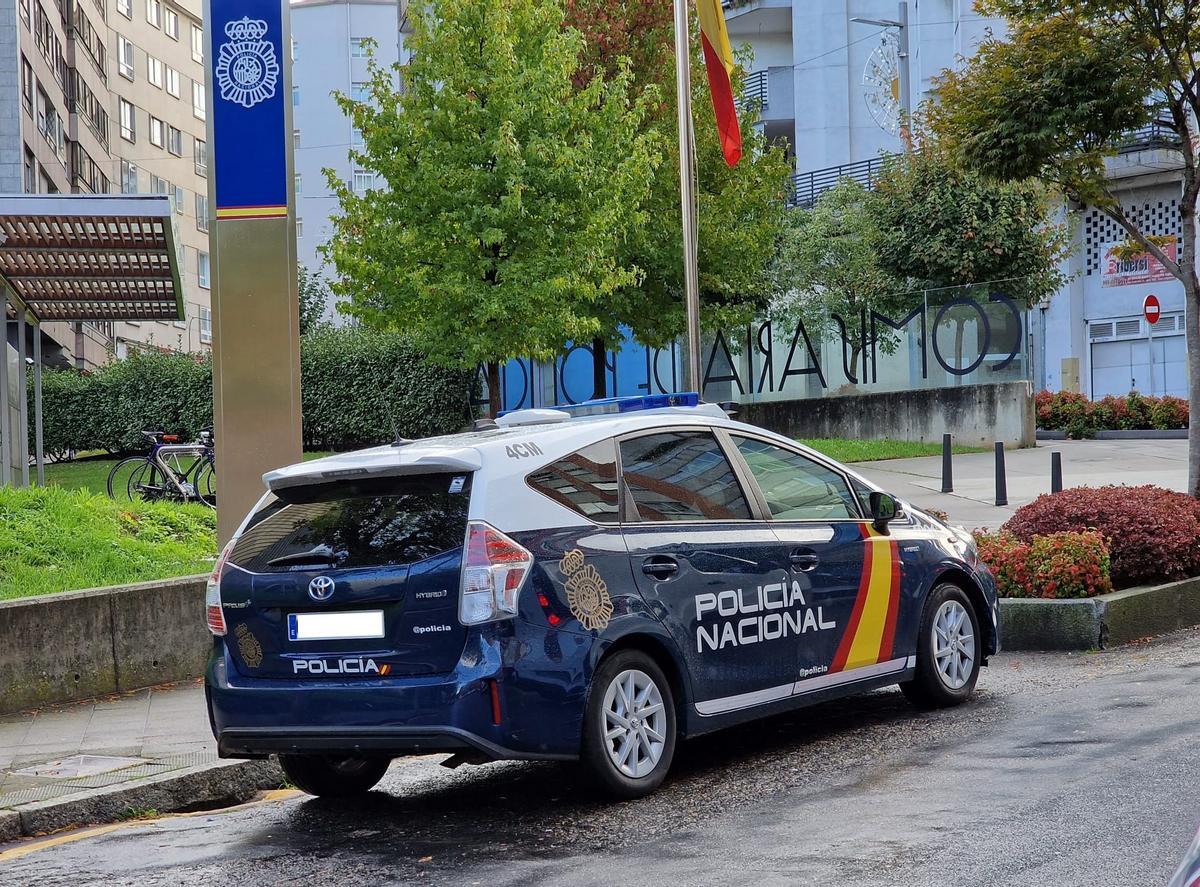 Un coche de la Policía Nacional en la comisaría de Vigo.