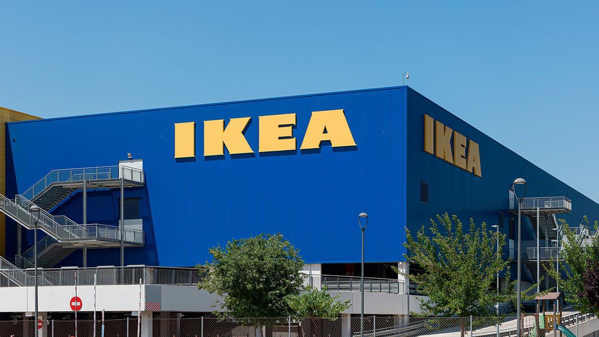 Mañana se esperan colas kilométricas en Ikea para conseguir el juego de mesa y dos sillas de de terraza más barato: plegable y en un color blanco luminoso