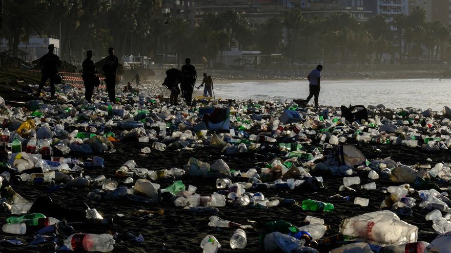 Toneladas de basura se acumulan en la playa de Málaga tras una intensa Noche de San Juan