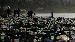 Toneladas de basura se acumulan en la playa de Málaga tras una intensa Noche de San Juan