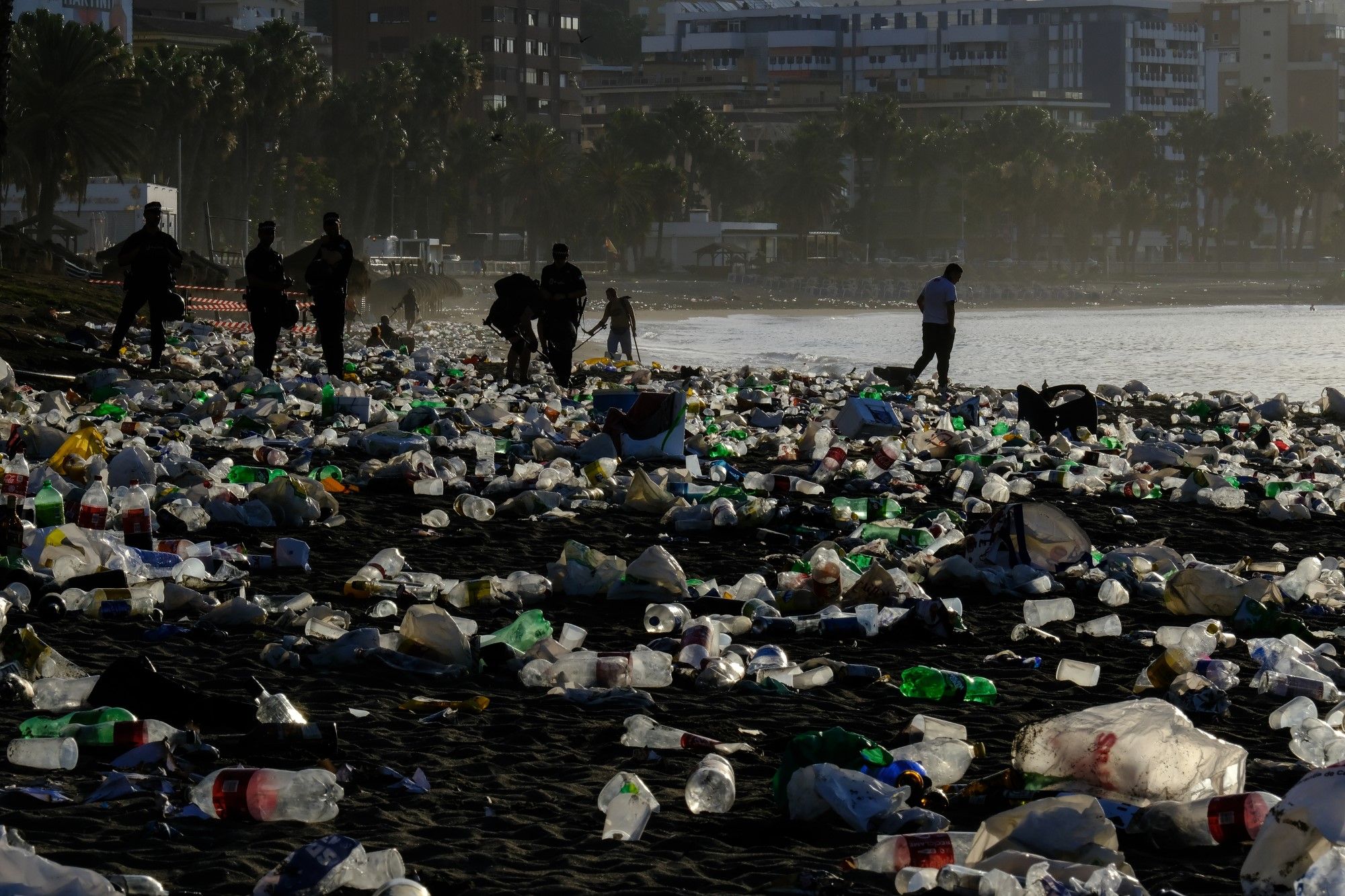 Toneladas de basura se acumulan en la playa tras celebrar la Noche de San Juan