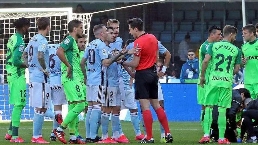 José Luis Munuera Montero conversa con los jugadores del Celta durante un interrupción del partido ante el Leganés. // Marta G. Brea