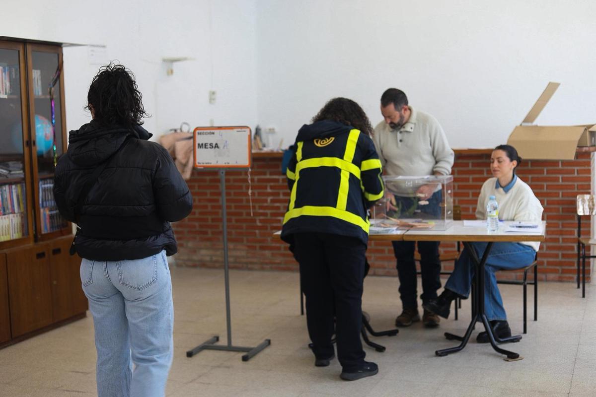 Mañana electoral en el colegio San José de Calasanz: elecciones autonómicas 2026