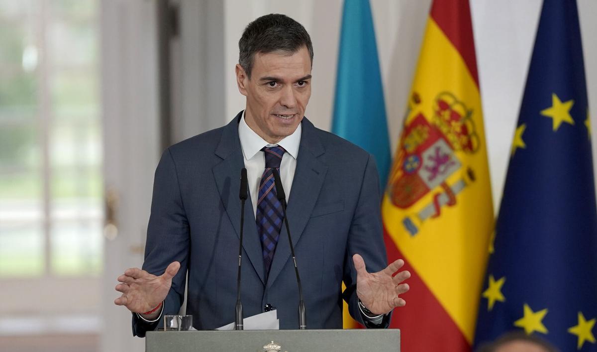 El presidente del Gobierno, Pedro Sánchez, durante el encuentro con el presidente de Ucrania, Volodímir Zelenski, este miércoles en La Moncloa.