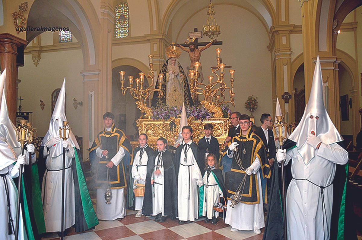 LAS PROCESIONES CUENTAN CON MOMENTOS ÚNICOS PREPARANDO LA SALIDA DE CADA DESFILE,  COMO ESTE DE LA VIRGEN DE LOS DOLORES Y EL CRISTO DEL CAMINO