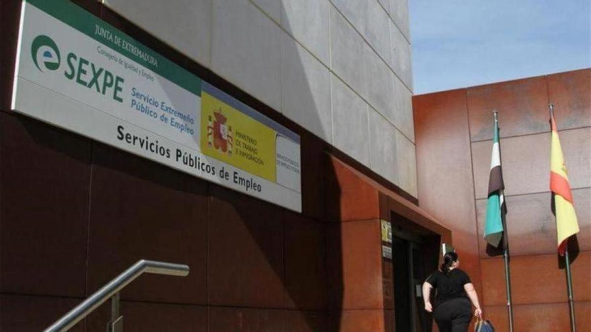 Acceso a las oficinas del Sexpe en Cáceres.