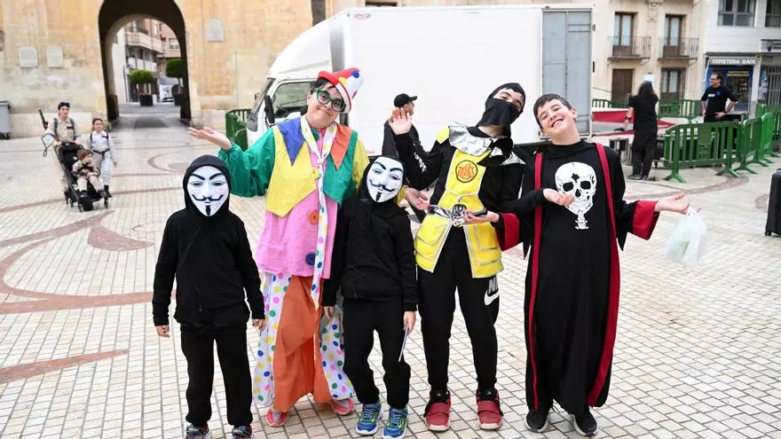 Elche suspende definitivamente el carnaval con la gente ya disfrazada y en la calle