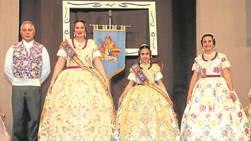 Ángela y María, falleras de Societat Rei Jaume I