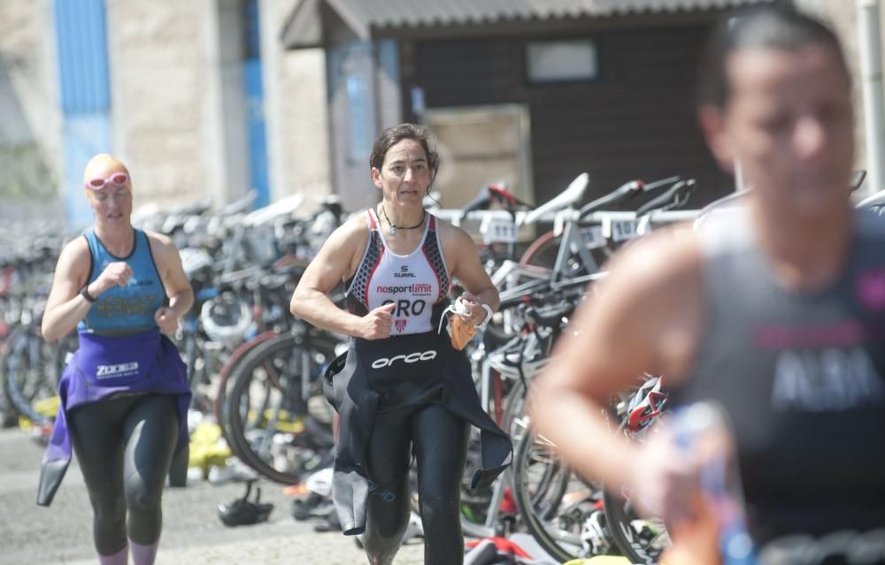 Más de 300 deportistas en el X Triatlón de Riazor