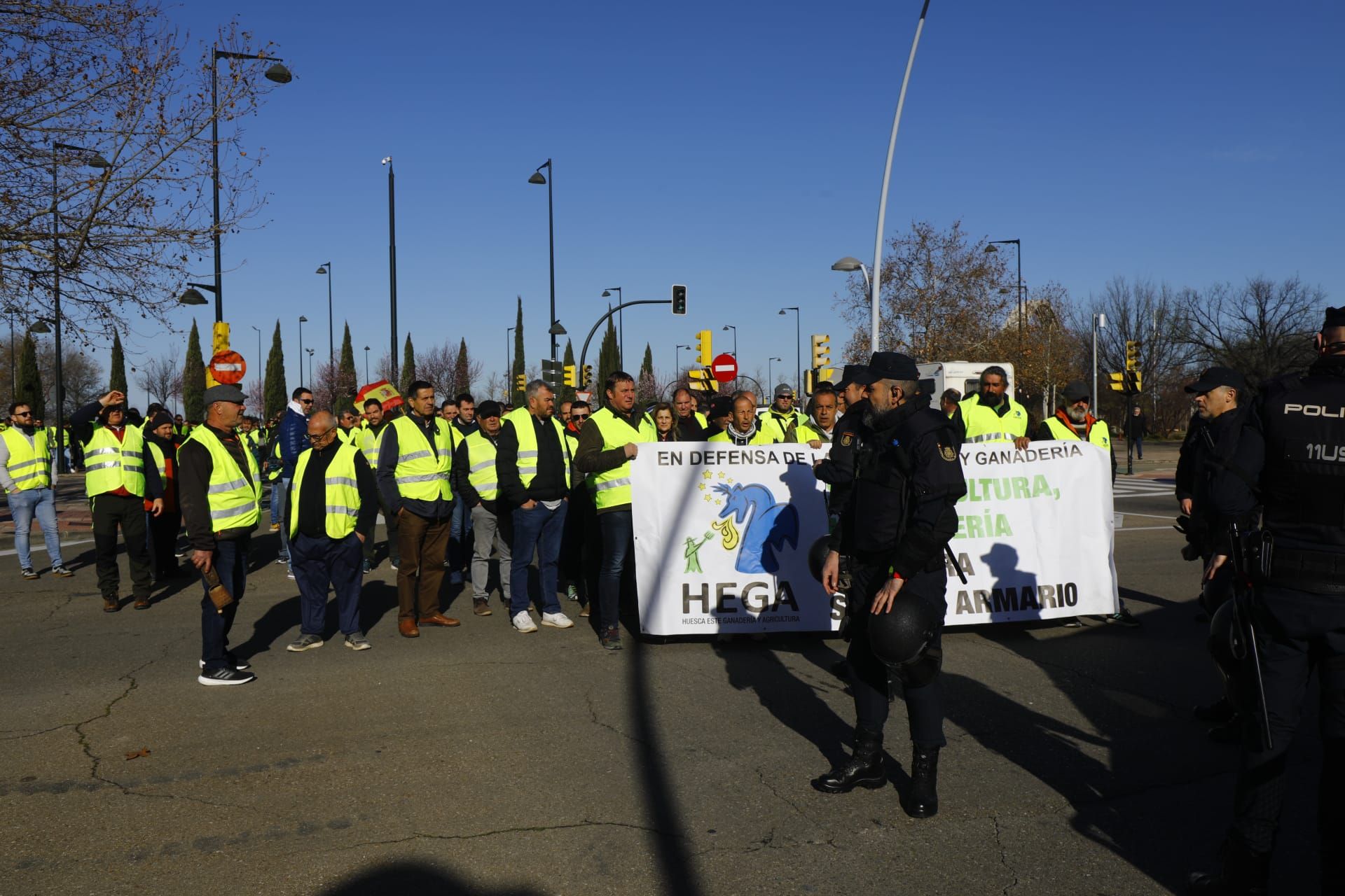 Las protestas de los agricultores llegan a las puertas de La Aljafería