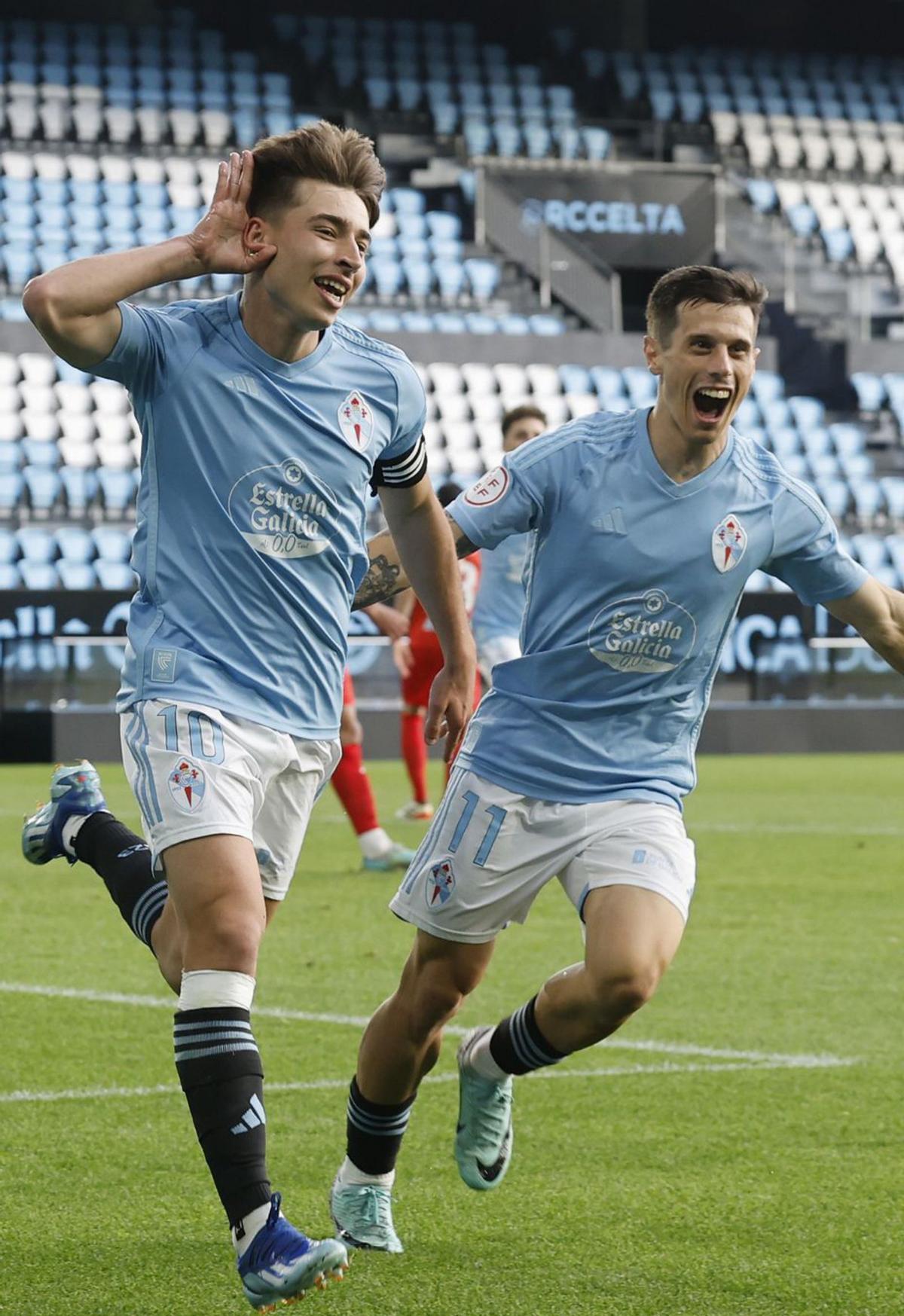 Raúl Blanco y Alfon festejan el último gol del filial. |  // RICARDO GROBAS