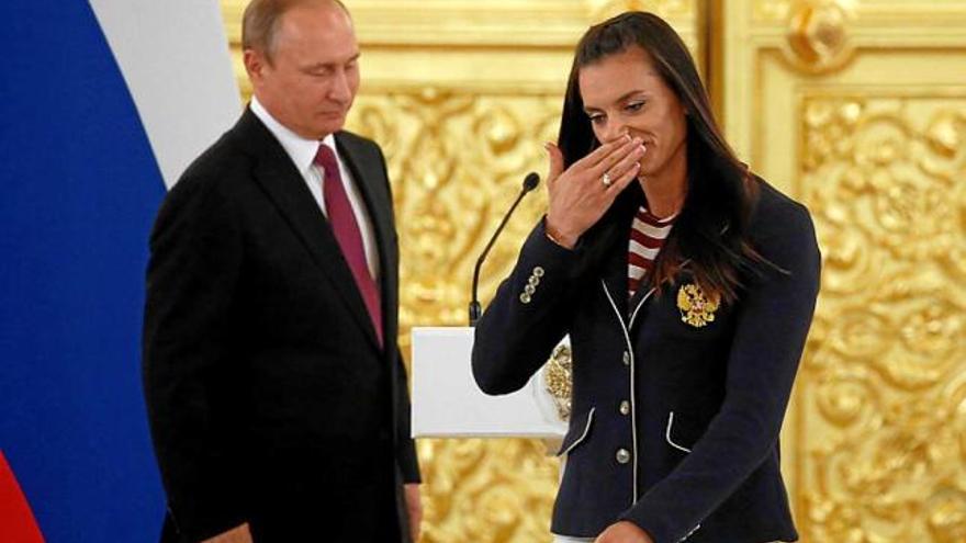 Ielena Isinbàieva, emocionada davant del president Vladímir Putin