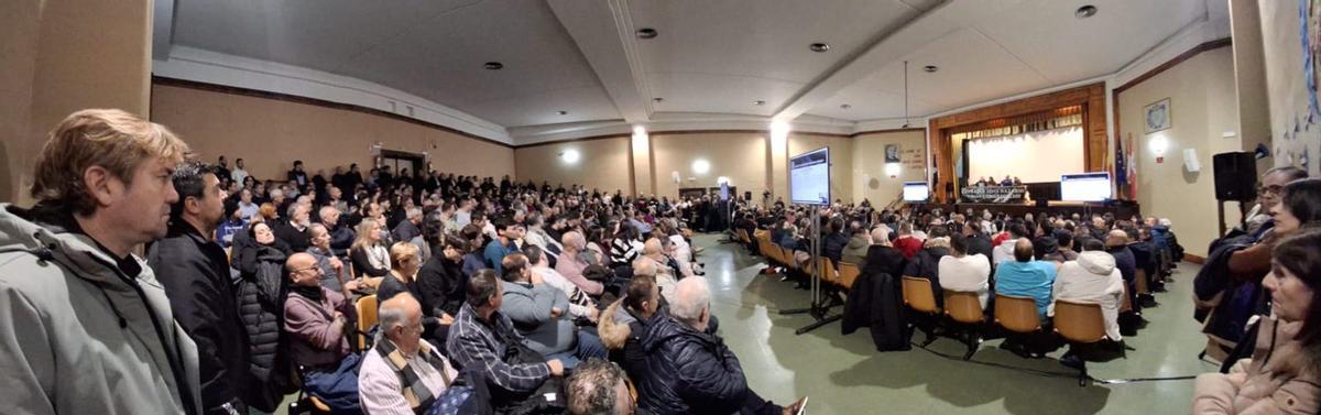 Aspecto general del teatro minutos antes de la suspensión de la asamblea extraordinaria.