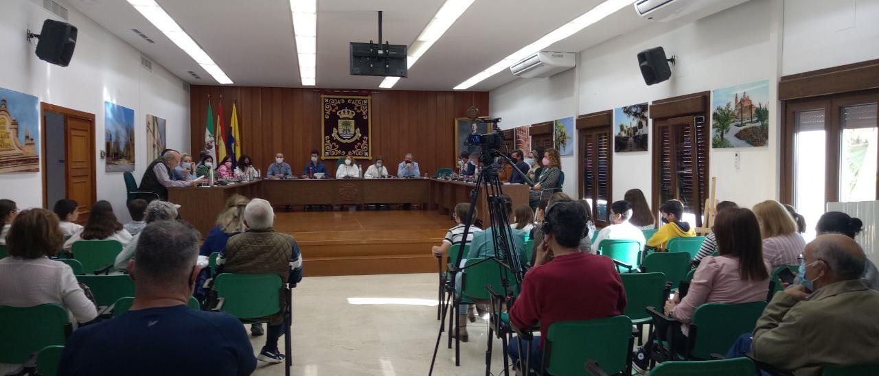 Momento del Pleno de Palma del Río, en el que la HOAC presenta su moción.