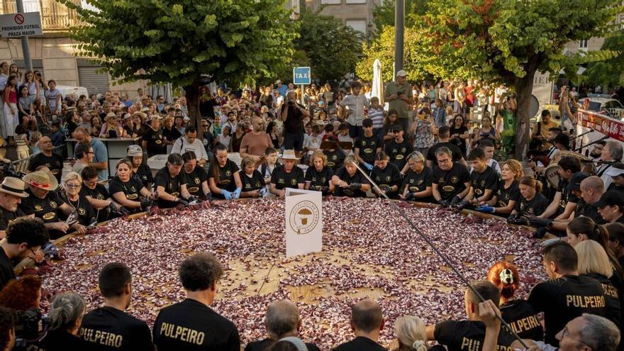 Así se elaboró la tapa de pulpo más grande del mundo en O Carballiño