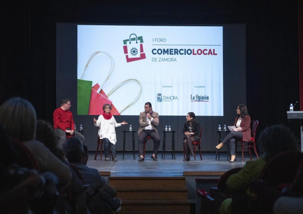 El doctor Santos, en la jornada Silver Digi de Villardeciervos. | J. L. F. (ARCHIVO)