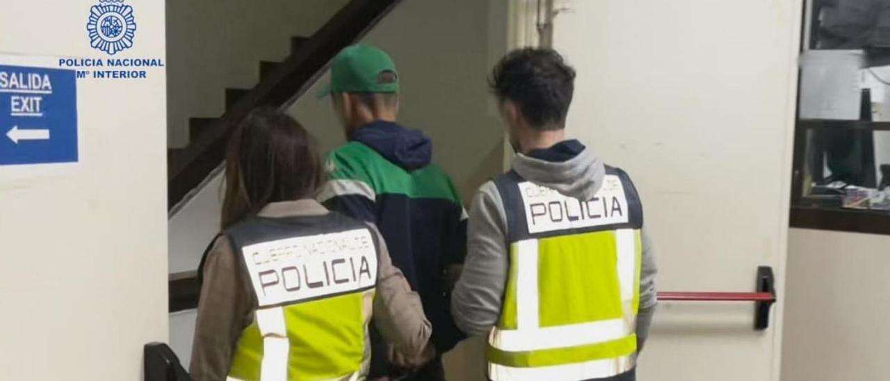 Agentes de Policía custodian en la Jefatura al sospechoso detenido en Palma. | CNP