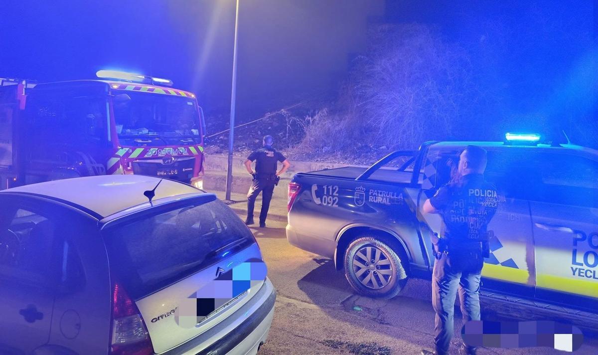 Bomberos y policías locales, en el lugar del incendio de Yecla de madrugada.