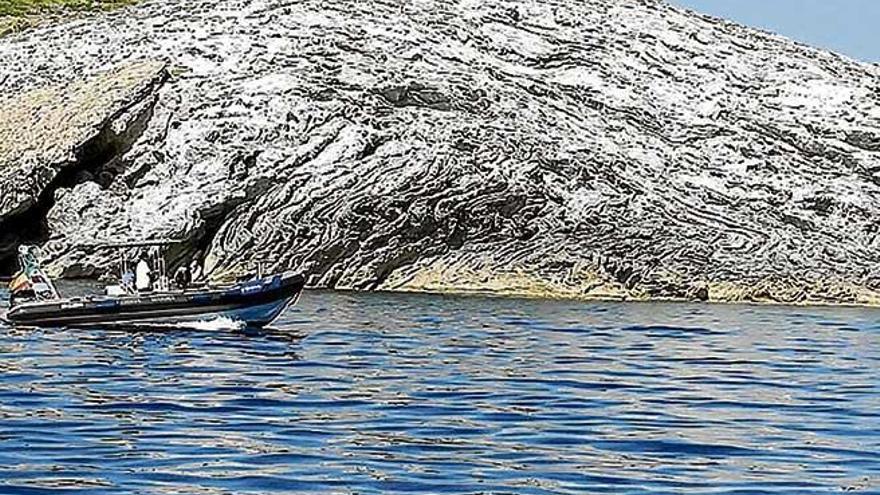 Imagen de una embarcación en aguas marinas.