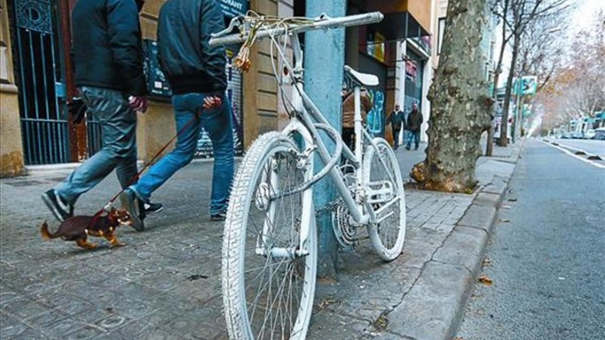 Tragedia y recuerdo 8A la izquierda, una imagen del accidente que acabó con la vida de una ciclista. A la derecha, la bici que recuerda aquella desgracia, ayer.