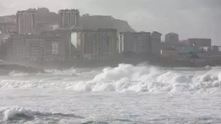 Media docena de personas salvan a una mujer a la que arrastró el oleaje en la plaza de Riazor de A Coruña