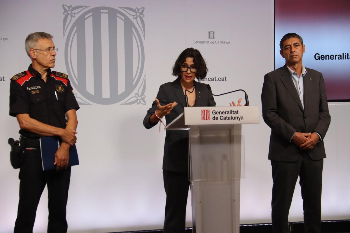 El comissari en cap dels Mossos, Miquel Esquius, la consellera d'Interior i Seguretat Pública, Núria Parlon, i el director general de la Policia, Josep Lluís Trapero, durant una roda de premsa sobre les armes blanques
