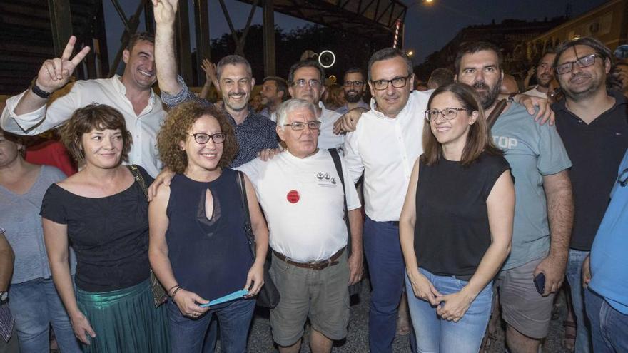 Óscar Urralburu, y otros dirigentes de Podemos, y Diego Conesa, junto con miembros del PSOE, posan con la Plataforma ProSoterramiento el pasado 17 de julio en las vías de Murcia.