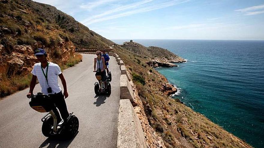 Un grupo de touroperadores recorre sobre &quot;segways&quot; la ruta de Benidorm a Serra Gelada.