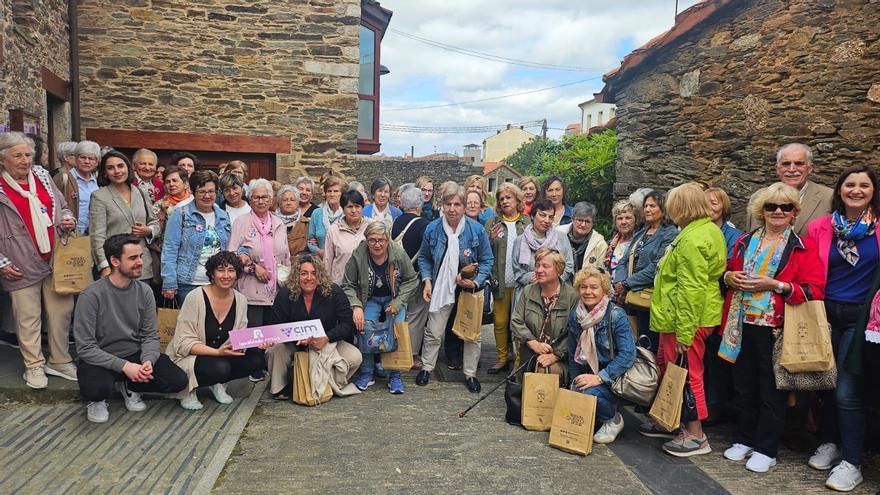 La salida cultural del Centro de Información á Muller a Arzúa reúne a 55 moañesas