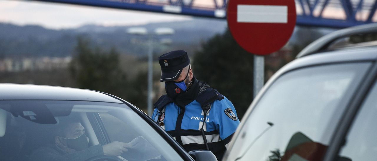 Un control policial en Oviedo. | JULIÁN RUS