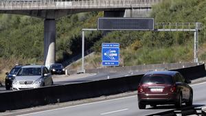 Vehículos circulando a la altura del radar de tramo de la AP-9 en los túneles de A Madroa, en Vigo.