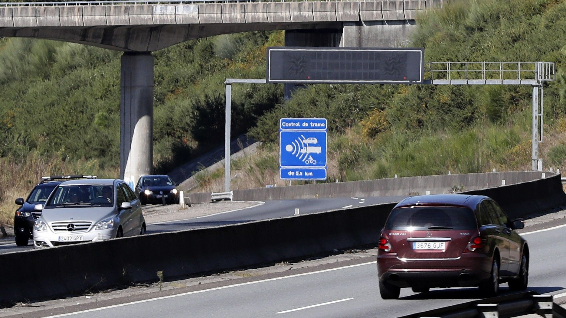 Vehículos circulando a la altura del radar de tramo de la AP-9 en los túneles de A Madroa, en Vigo.