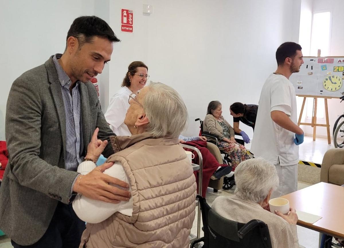 Monolo Borrego con una persona mayor, en Valverde de Leganés.