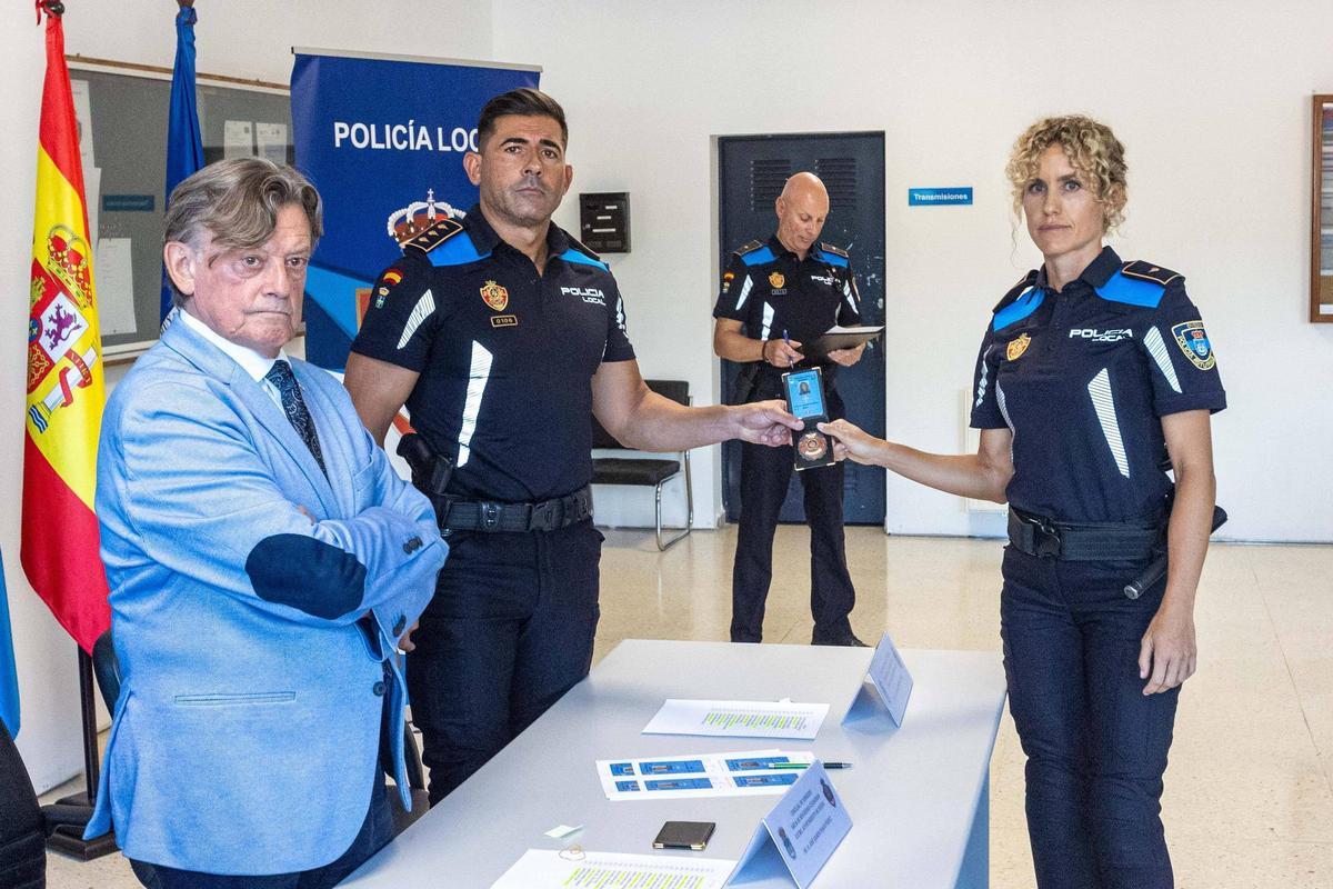 25 nuevos agentes interinos recogen sus acreditaciones policiales tras superar un intenso periodo de prácticas.