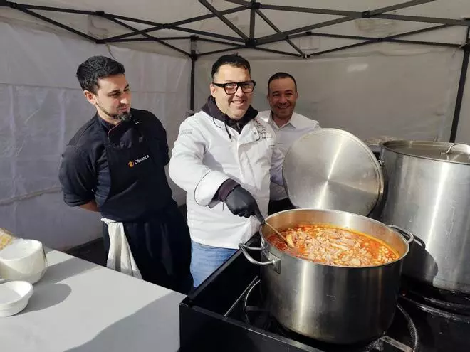 GALERÍA | Sanantonada de Azayca en la Plaza Mayor: agotados todos los platos