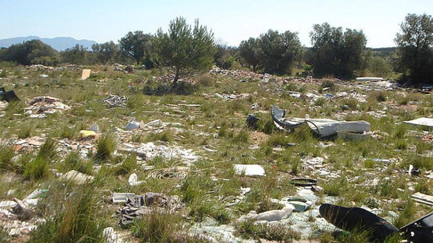 Aquest és l&#039;aspecte que presentava l&#039;abocador de la carretera de Llers abans que s&#039;hi realitzés la neteja.