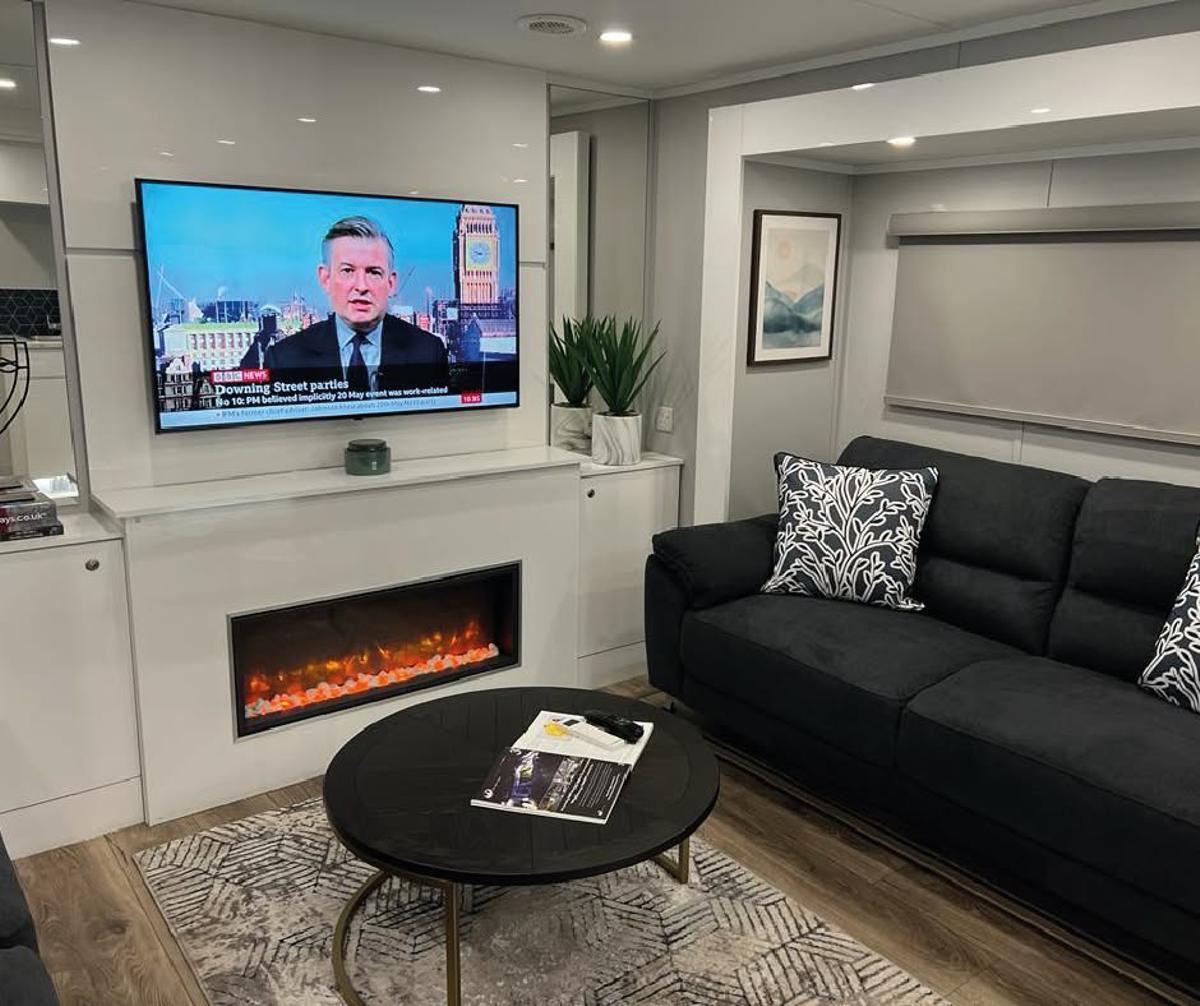 El interior de una de las caravanas en las que descansan las estrellas de cine.