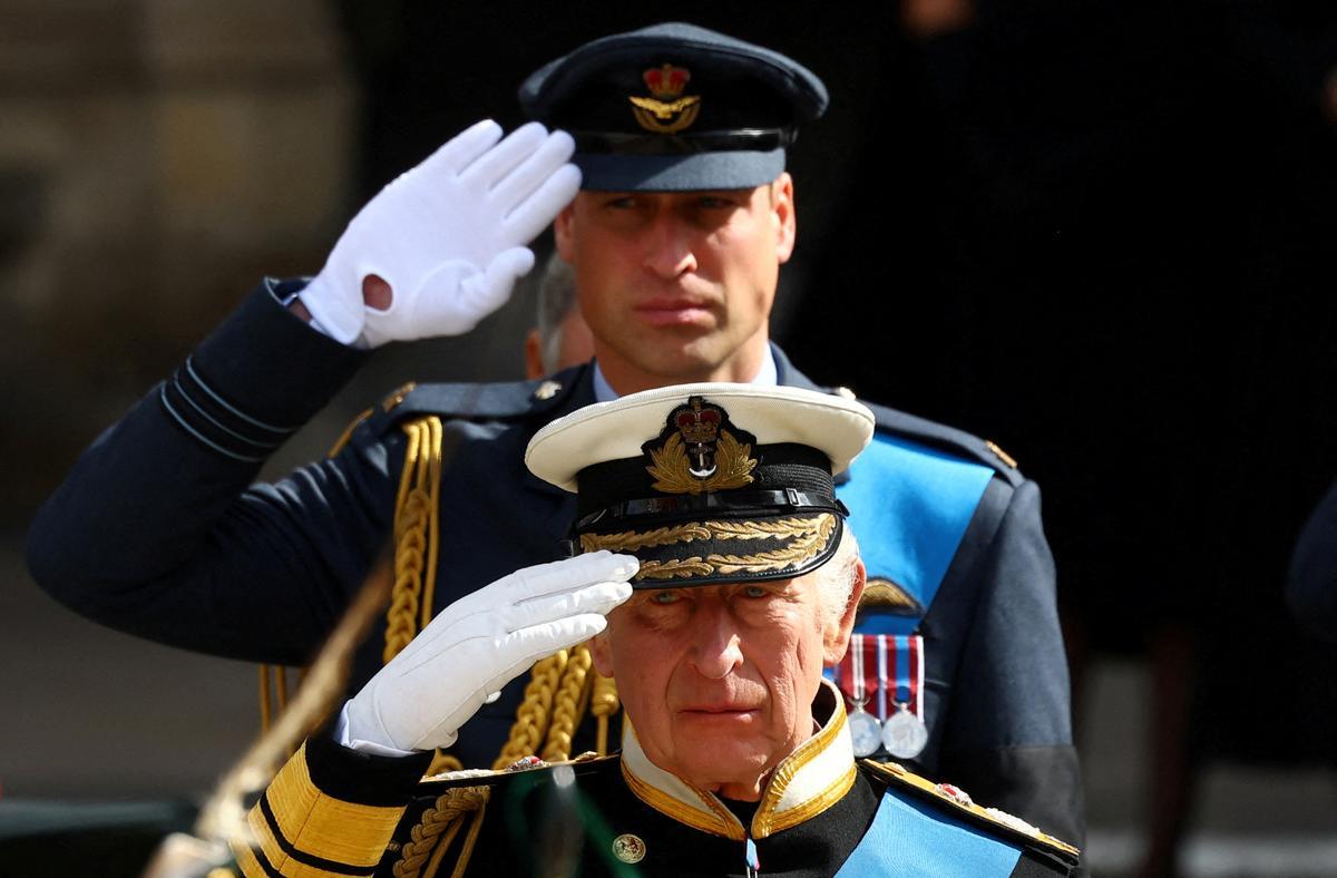 El rey Carlos de Gran Bretaña y el príncipe Guillermo de Gales de Gran Bretaña asisten al funeral de estado y al entierro de la reina Isabel