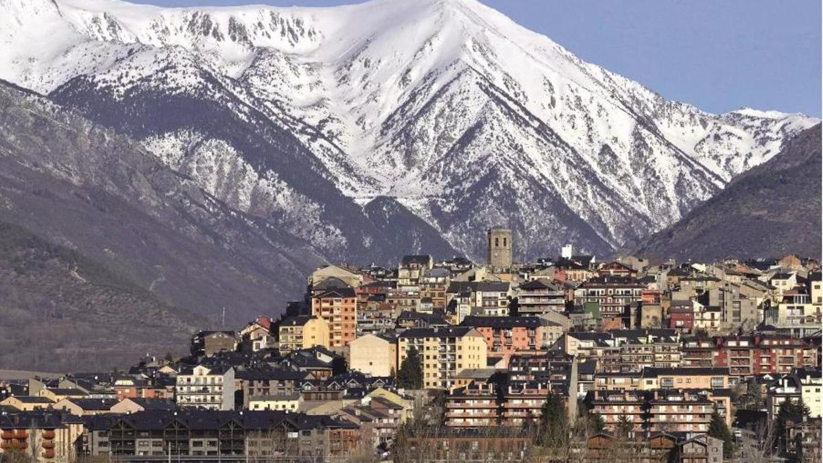 Vista general de Puigcerdà, amb la serralada pirinenca nevada al fons